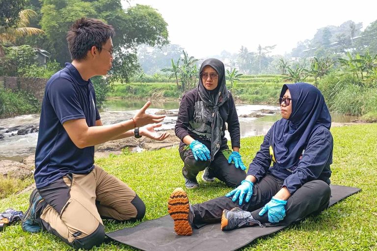 Beh Miinhan, one of Viristar’s instructors, engaging with participants in hands-on wilderness first aid training.